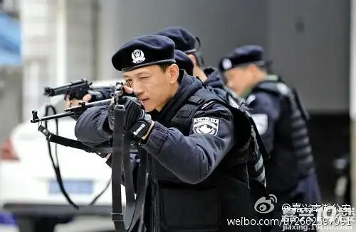 帅气南湖巡特警大队换装后首训黑色贝雷帽国际范儿