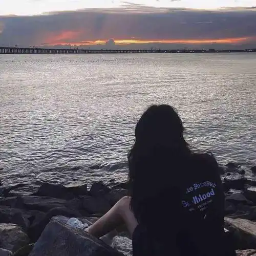 氛围感女生头像 "假装看不见 余光千百遍"