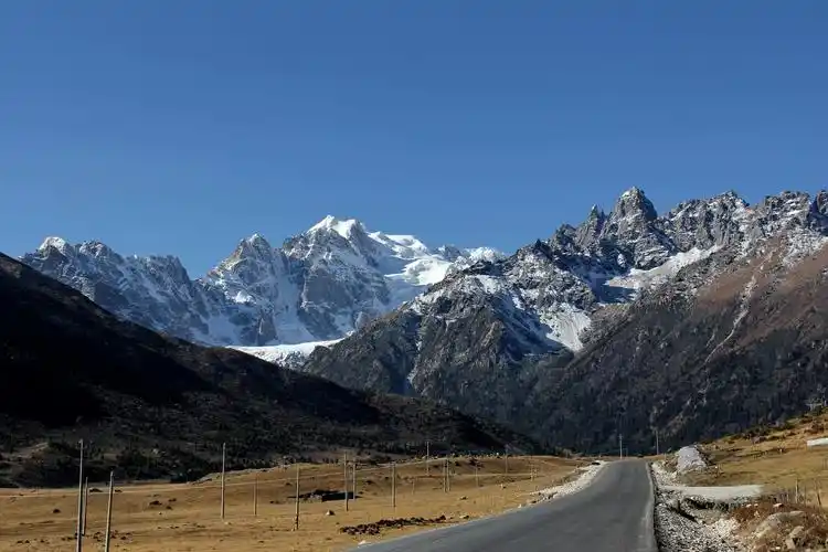 雀儿山垭口海拔5050标志留影