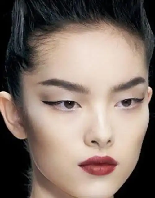 尽管桃花眼能给人脸增加几分姿色,但古人最喜欢的还是丹凤眼,丹凤眼是