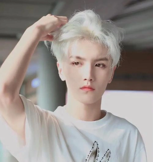 有种"魅力"叫染白发,金泰亨俊美,王一博精致,看到肖战:太炫酷_腾讯