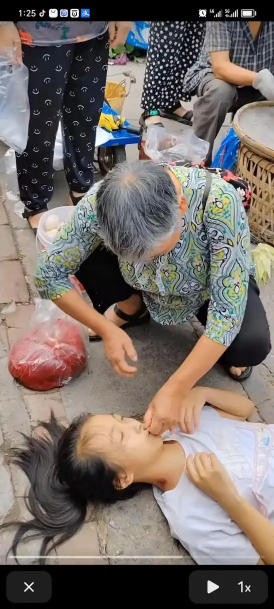 小女孩在街上突然晕倒,老奶奶不顾劝阻为其刮痧,掐人中,最终小女孩