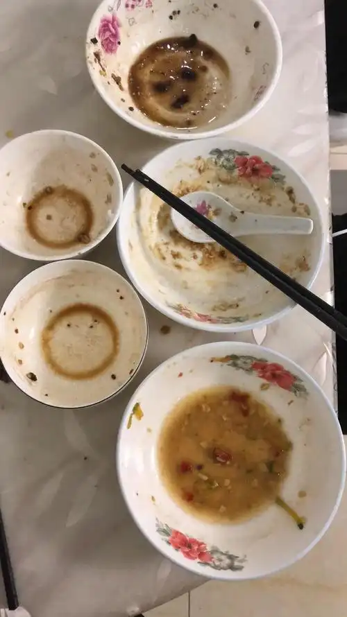 盘子干干净净,照出你我的品行.