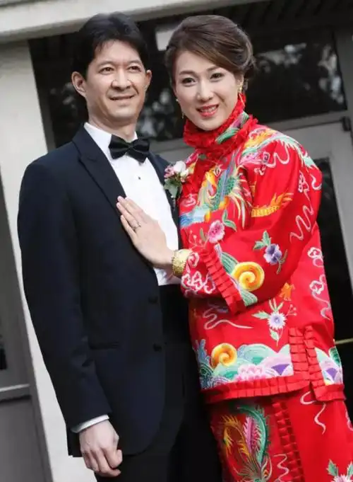 钟嘉欣老公是谁,钟嘉欣老公多大年纪(晒与大13岁老公贴脸合影)