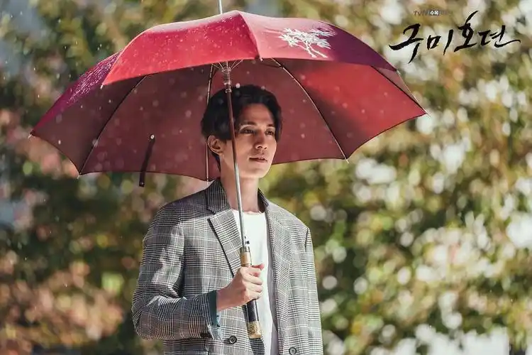 李栋旭近照:九尾狐滤镜褪去发色也恢复,胡茬明显沧桑似大叔