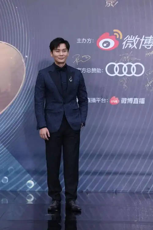 组图:李晨身穿深蓝色暗纹西装出席微博电影之夜 面带笑容状态佳