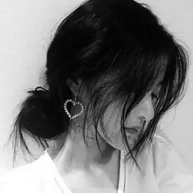 伤感高冷真人黑白女生头像 个性简约的孤独微信女头最新_女生头像_美