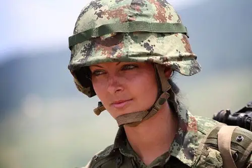 塞尔维亚漂亮女兵看得人心碎