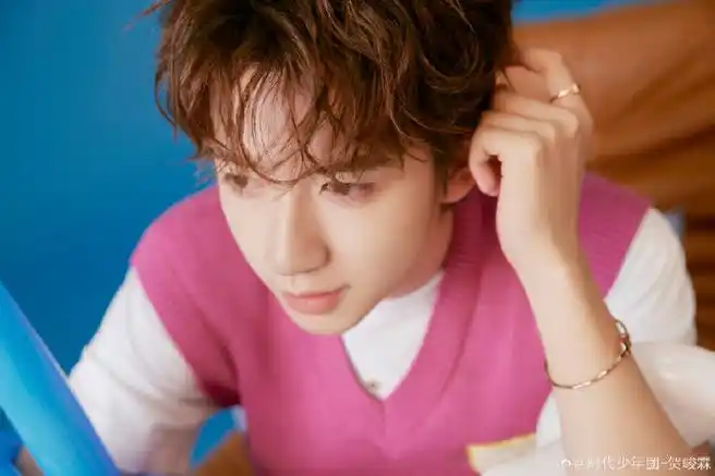 贺峻霖朦胧派写真##贺峻霖粉色马甲叠穿