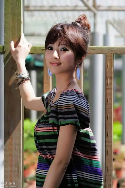 清纯小丫王小妮长裙打扮显成熟清纯小美女