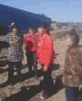 大妈吵架搞笑gif-大妈吵架表情包gif下载-乐游网游戏下载