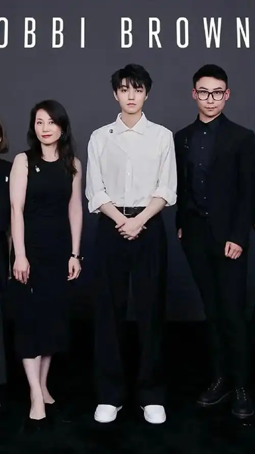 王俊凯合照站成人形立牌