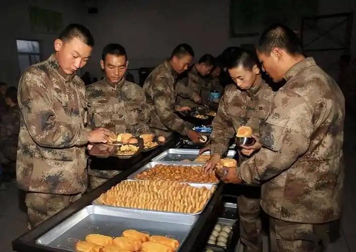 日本人神评解放军伙食:这是亚洲的意军吧?吃这么好还能打仗吗?