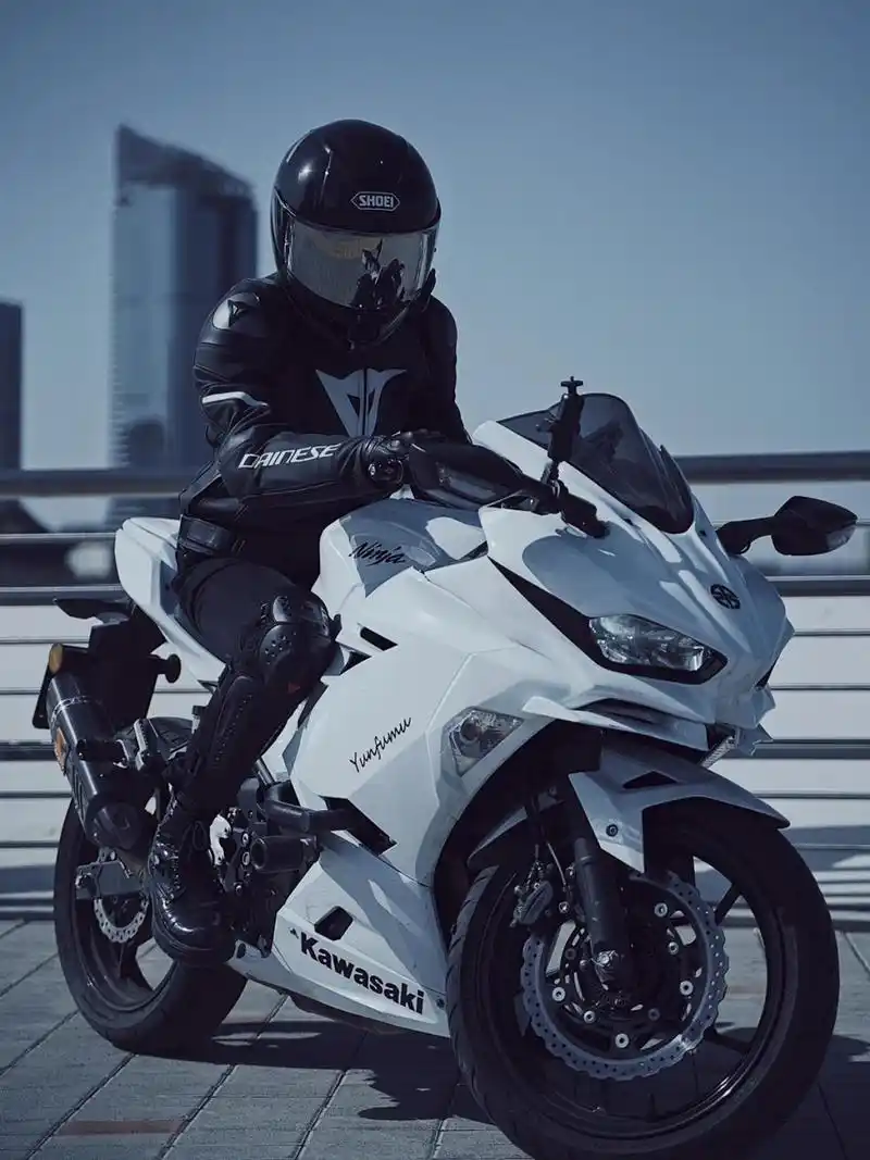 超帅白色川崎ninja400|机车摄影 梦想一旦开始,便无法停止.