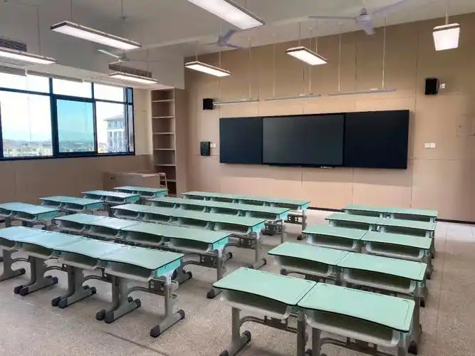 教学楼教室窗明几净,整齐明亮
