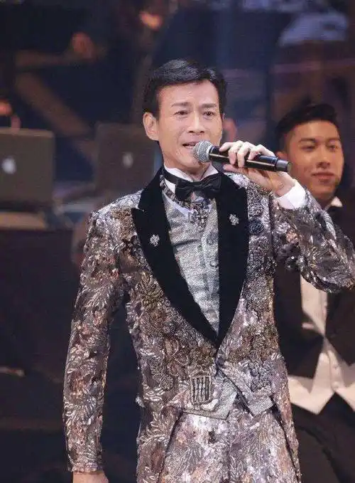 73岁郑少秋三段婚姻,四个女儿,为现任弃沈殿霞,如今现状成这样_感情