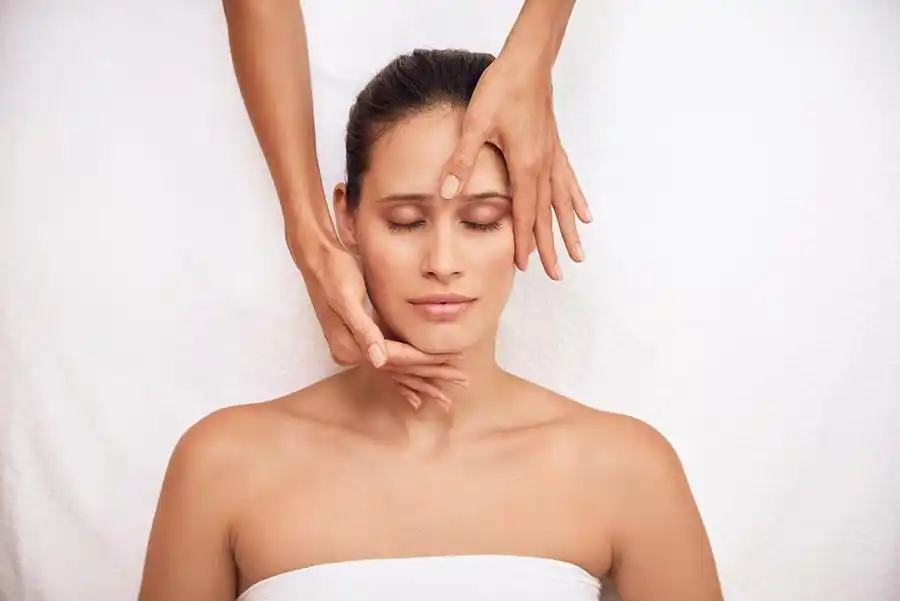 面部提升按摩手法为了庆祝法国娇兰御廷兰花卓能焕活紧致提拉精华液的