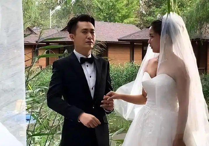 回顾主持人杨帆娶普通妻子李飒婚后生两女日子过得有滋有味