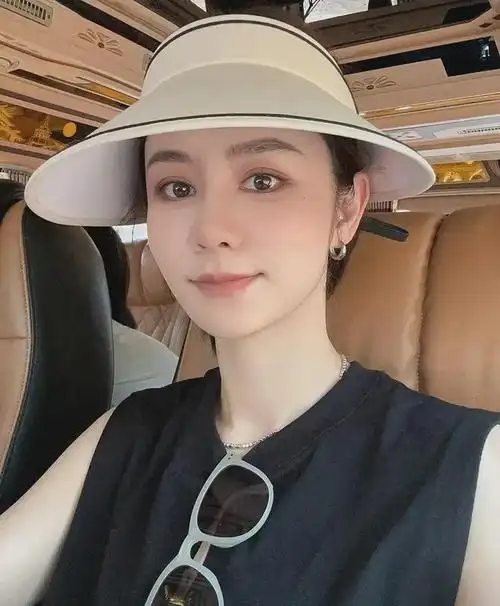 林峯一家参观动物园3岁女儿抱老虎胆子超大张馨月自信秀身材