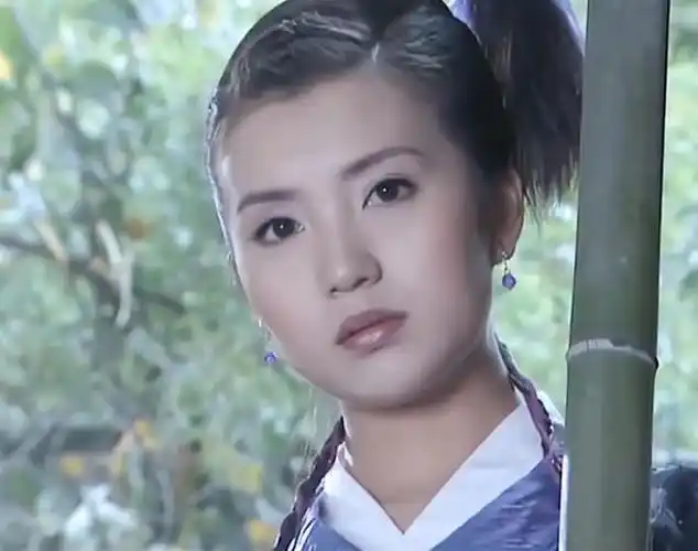 陈好演的阿紫,为人刁蛮阴戾,阴险无耻,冷血残忍,但是她偶尔流露出的