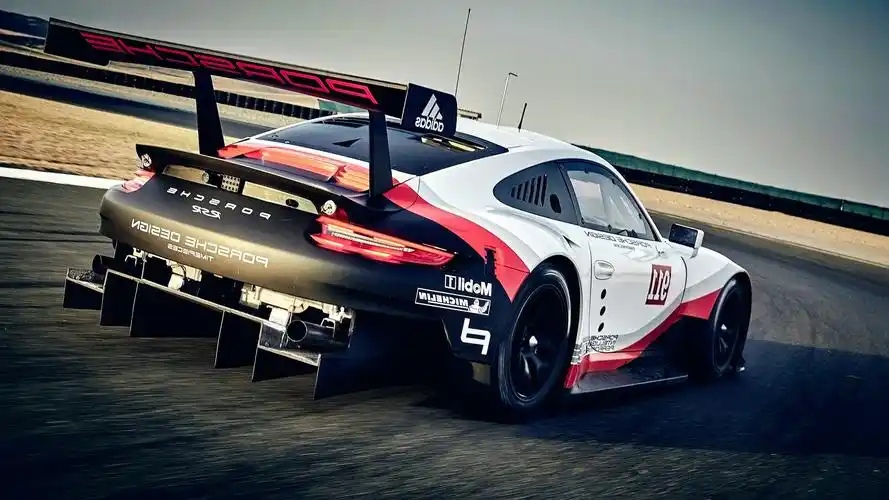 2017超酷赛车壁纸跑道上疾驰的赛车