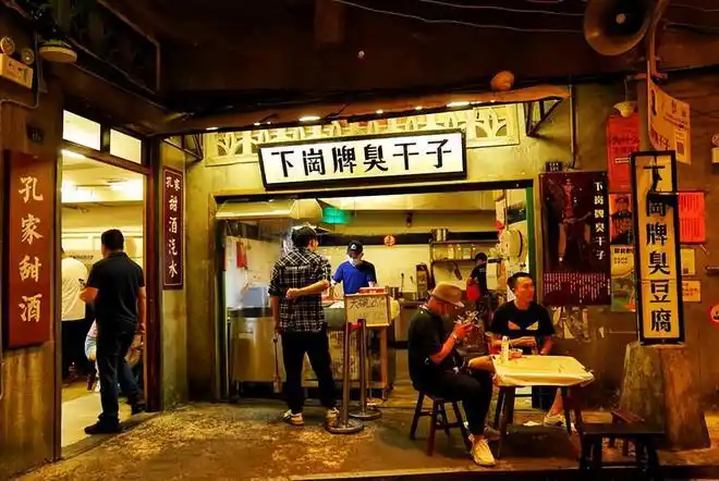 长沙城的烟火气藏在7层楼的文和友里穿越回80年代尽享美味