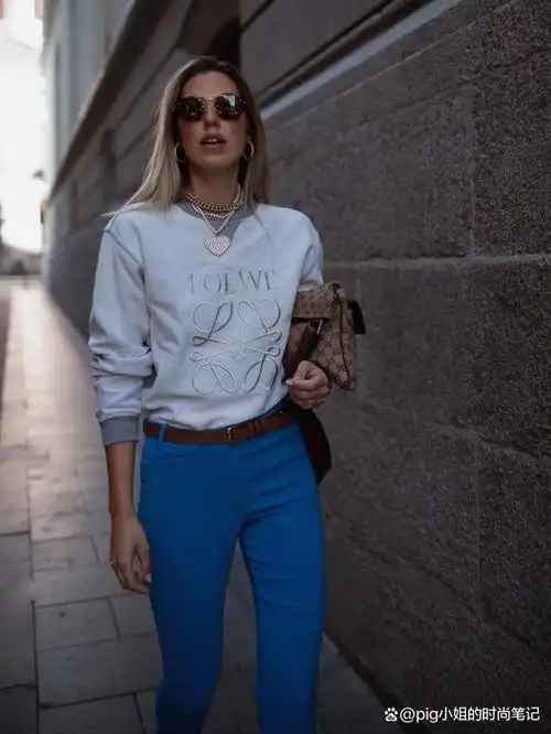 在繁忙的现代生活中,对舒适自然的衣着方式的追求,成为了一种对内心