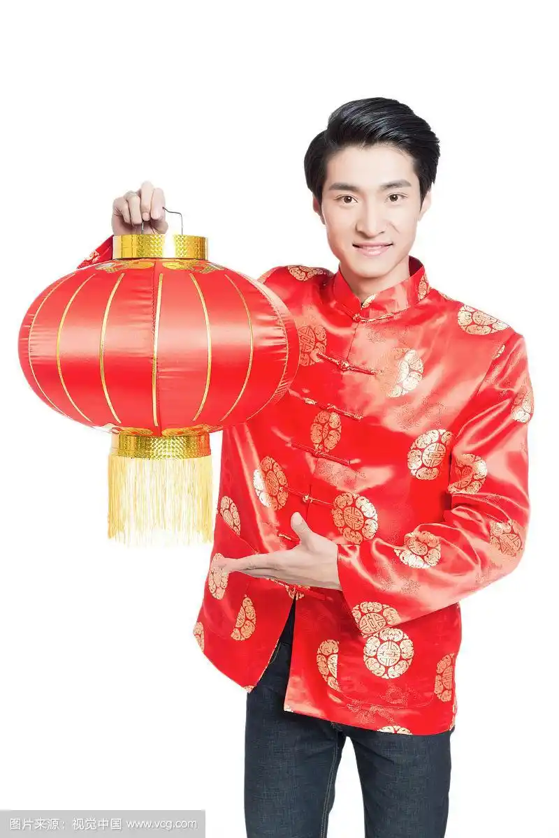 年轻男子手持中国红灯笼庆祝新年