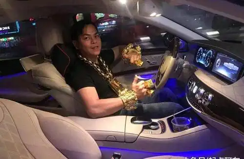 在被捕前几个月,男子在社交媒体上被认为是越南的土豪暴发户.