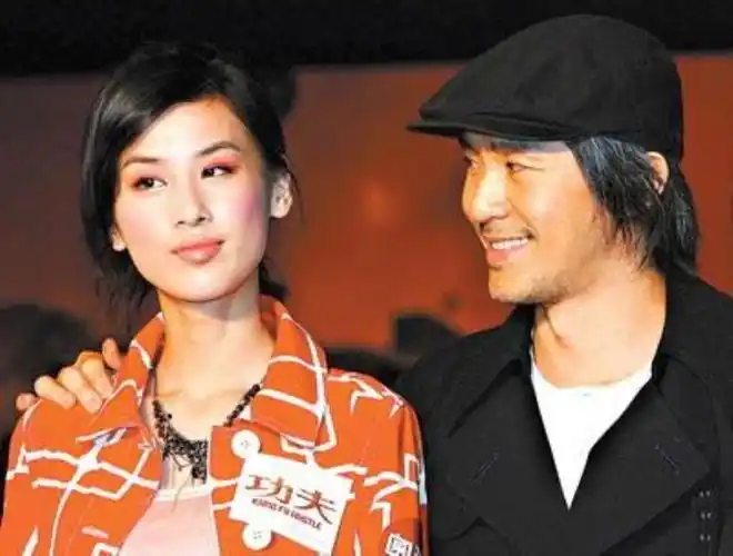 周星驰与黄圣依的关系却与黄圣依恩断义绝