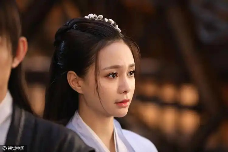 沈梦辰与马可组cp玩抱抱 长发飘飘显古典