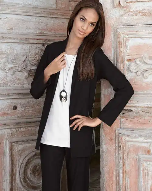 p>琼·斯莫斯(joan smalls)1988年7月11日出生于波多黎各阿蒂约,模特