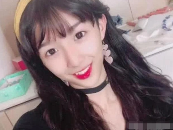 抖音"女装大佬"走红,看到男装照片后,网友:心疼你们宿舍男生