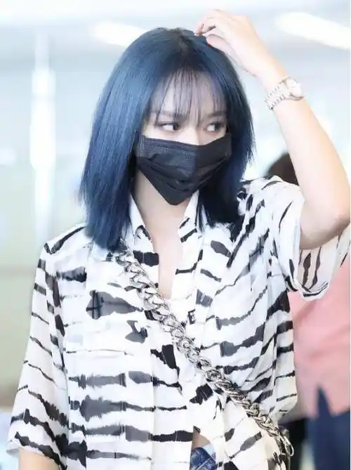 程潇化身"漫画女孩",蓝色短发很吸睛,果然是酷女孩本人_造型_风格