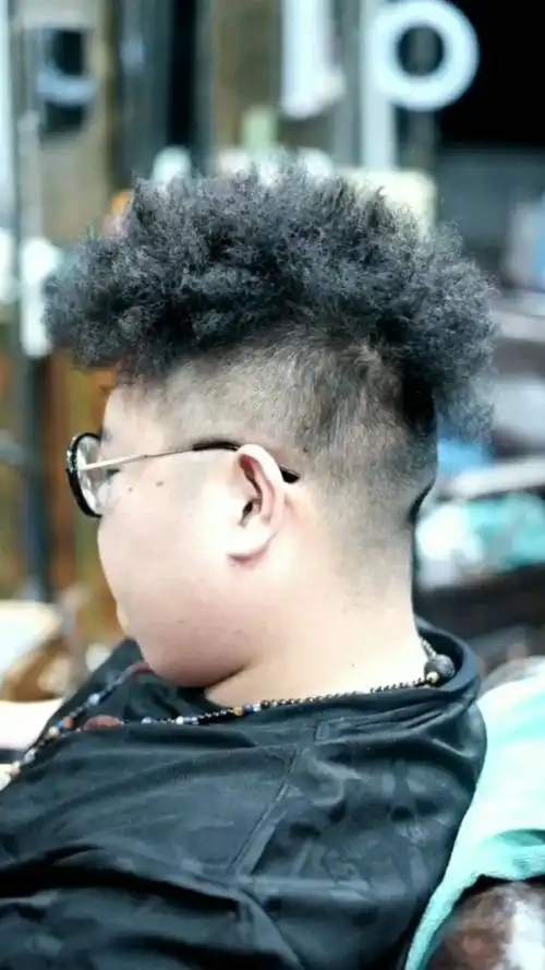 脏辫走起,只不过这发型多少显着大哥像混社会一样