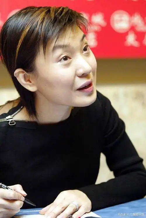 陈红,一位曾11次登上央视春晚舞台,凭借《常回家看看》走红大江南北的