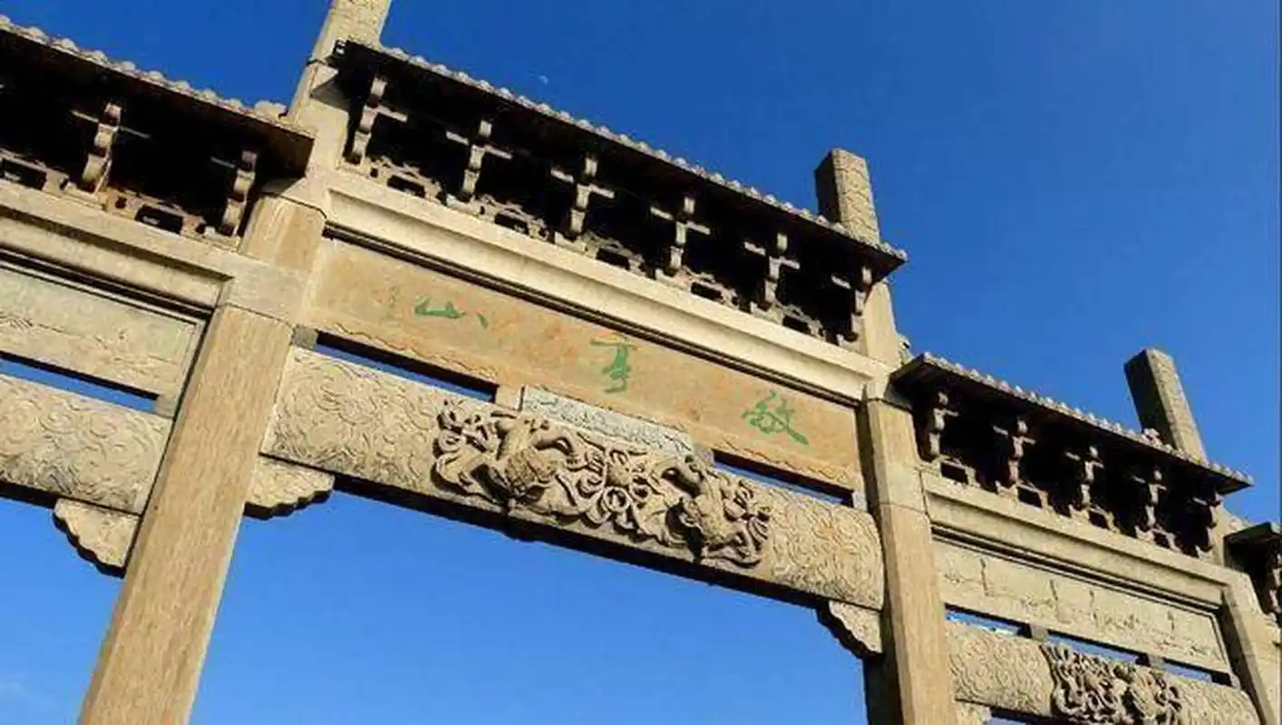 敬亭山,位于安徽省宣城市北郊,是一座颇具旅游潜力的名山.