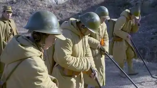 地雷战:专家排雷较慢,鬼子耐不住性子冲了过去,下秒被炸惨了