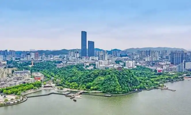 江苏镇江,作为长江与京杭大运河的交汇之地,是扬子江城市群重要组成