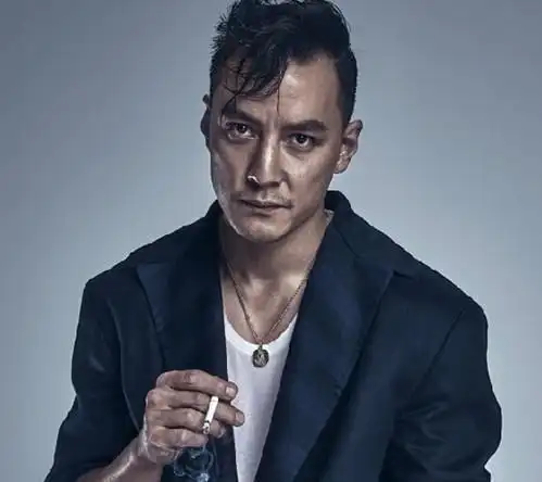 【图】吴彦祖照镜子进行自拍 我很帅但不坏_港台星闻_明星-超级明星