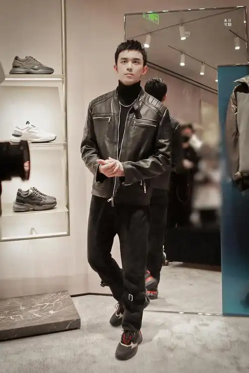 吴磊的工作服和私服都好好看哦,好有get同款的冲动