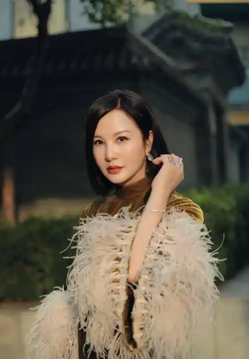 陶红在北京时装周红毯上进入决赛,她优雅的旗袍演绎东方女性魅力_造型