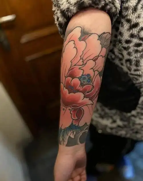牡丹纹身图片_手臂新传统纹身图案