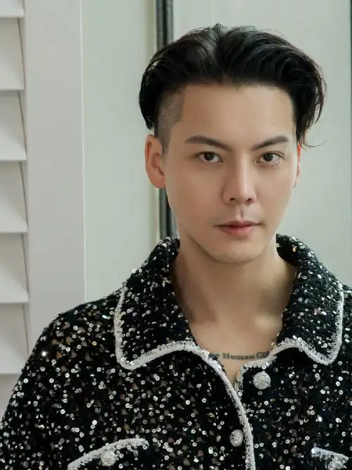 陈伟霆新年照片得放大看