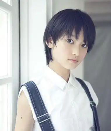 腮帮宽女生斜刘海学生短发发型