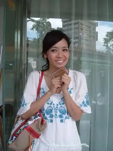 侯佩岑:甜美爱笑端庄知礼的美女主播