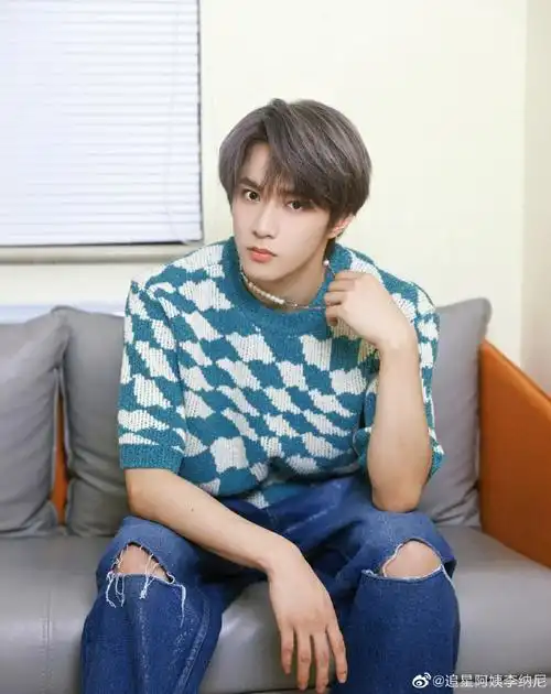 刘耀文绿色短袖