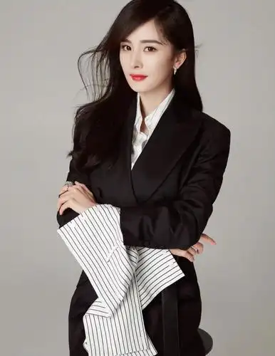 明星穿西装一般是很显露气质的!看看这几位,穿西装哪位更显气质