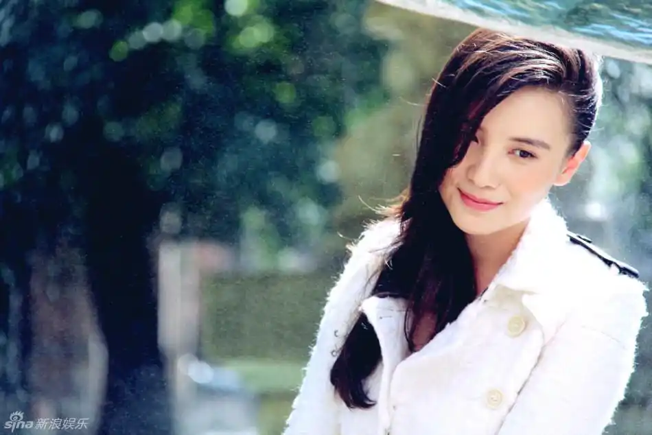 小宋佳服饰写真 着白色软呢大衣秀美腿 (图)