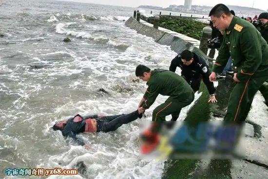 打捞溺水而亡的暴露少女尸体现场图集(5)